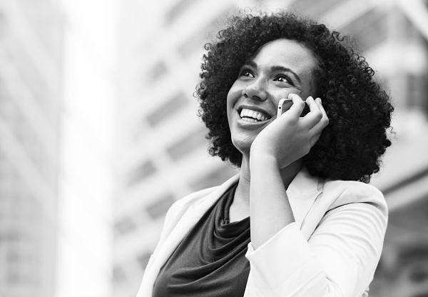 Femme parlant par telephone portable- Central telephonique voip